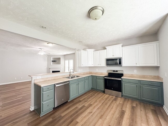 Building Photo - Gorgeous 2 Bed, 2 Bath End Unit Townhome