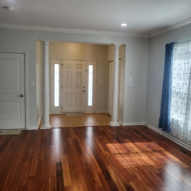 Building Photo - End unit townhome in Newark - 4 bedrooms, ...