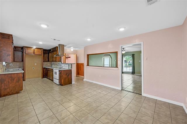 Building Photo - 301 W Grenoble Dr