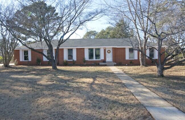 Building Photo - Beautiful Three Bedroom Home! AVAILABLE 8/...