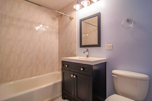 Building Photo - 2249 W Monroe St