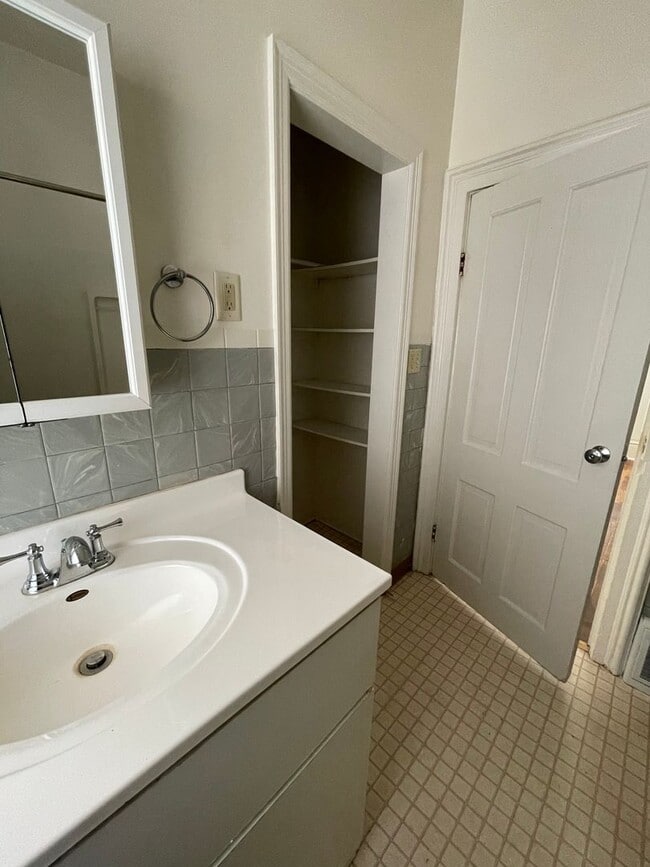 Building Photo - 1-BR Home in Elkhart Across from Weston Park