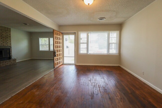Building Photo - 3 BED 1 BATH! Schedule a tour today!