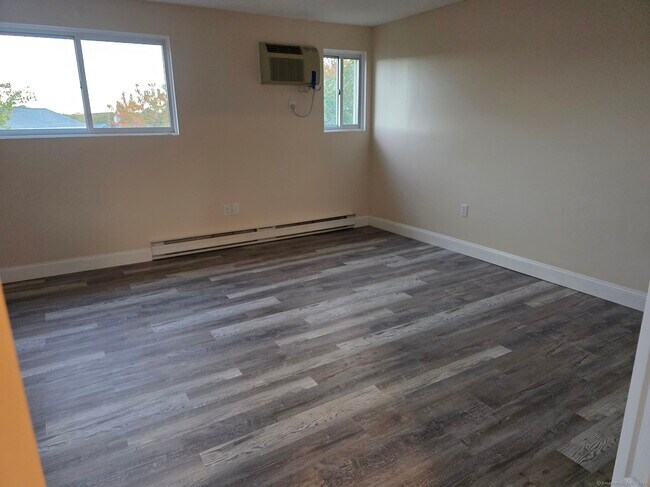 Building Photo - 552 Shennecossett Rd