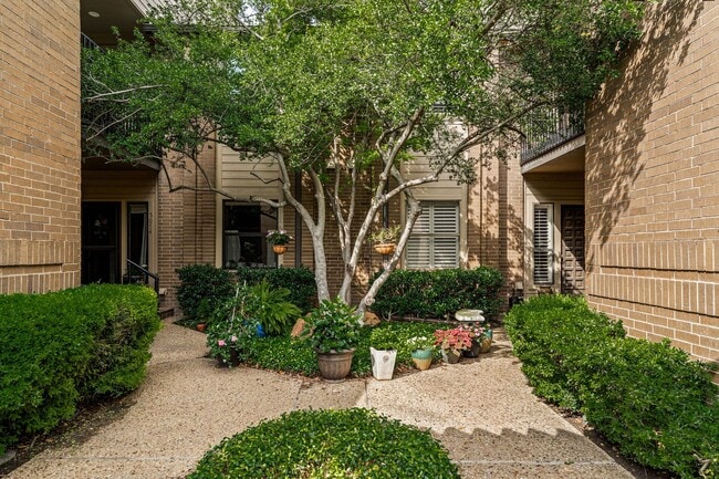 Building Photo - Delightful in Dallas
