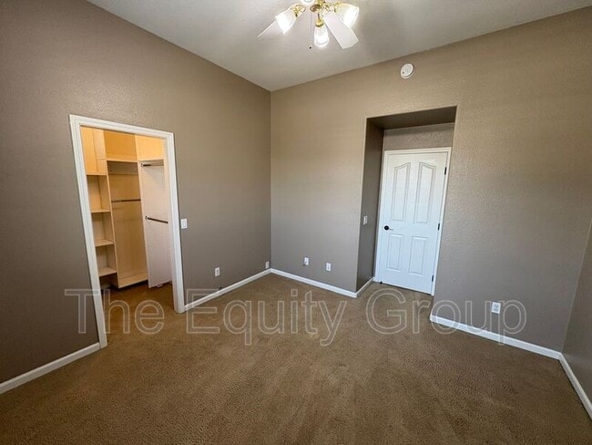 Building Photo - 2511 S Peppertree St