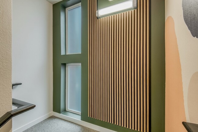 Stairs landing - West Lombard