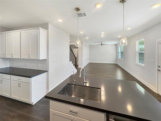 Building Photo - 1704 Carvin Wy