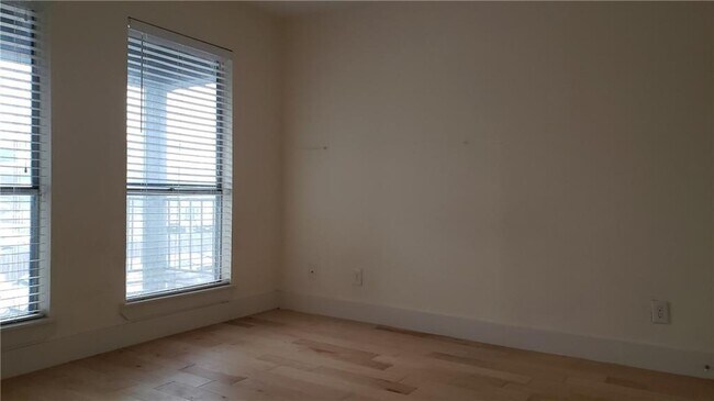 Building Photo - 909 Reinli St