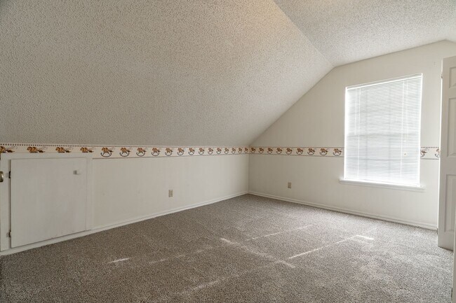 Building Photo - Beautiful 4BR Home Near UofA Campus! Lawn Care Included