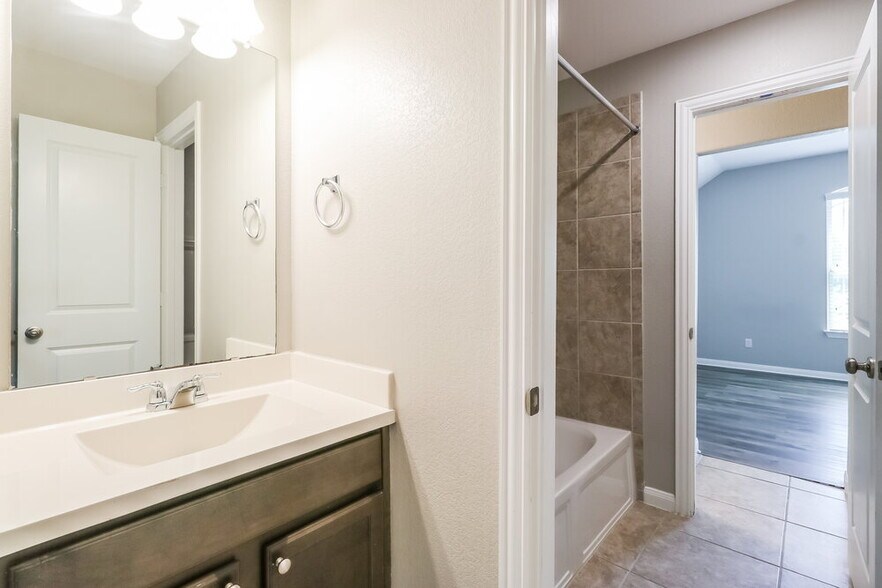 Building Photo - 409 Pinnacle View Dr