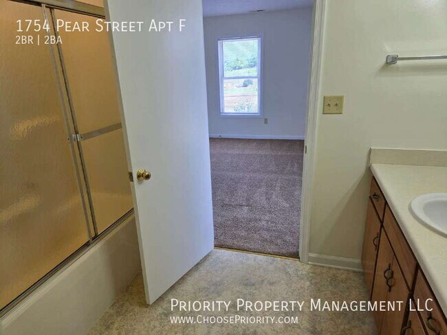 Building Photo - 1754 Pear St