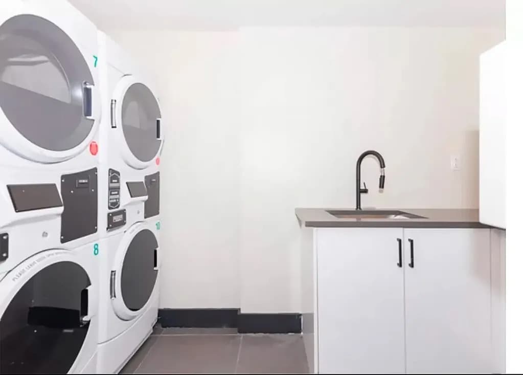 Building Photo - Furnished room/NOT APARTMENT