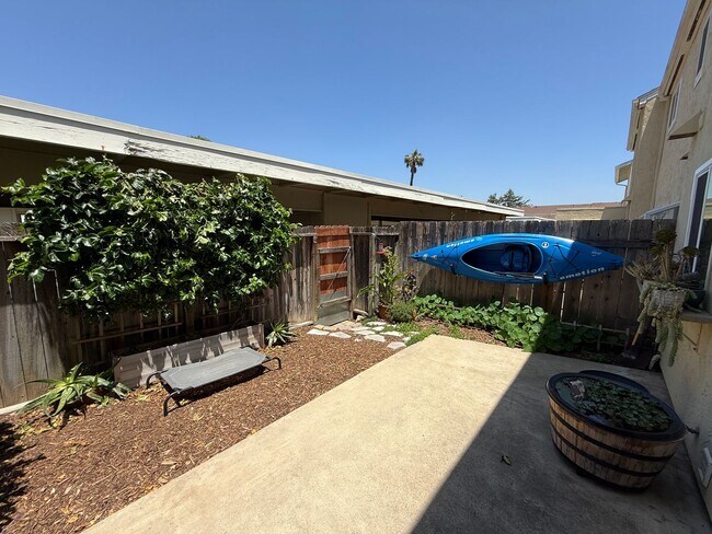 Building Photo - Spacious Two-Story 3 Bedroom, 1.5 Bath Tow...