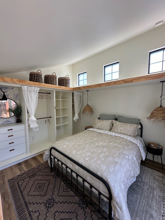 Spacious bedroom with dresser/closet - 7044 McLaren Ave