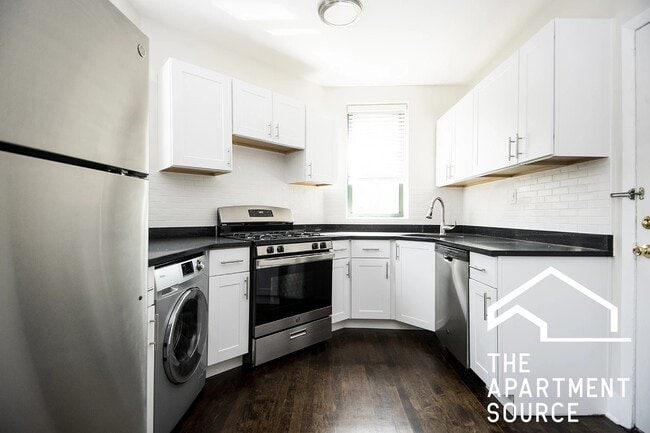 Building Photo - 3845 N Greenview Ave