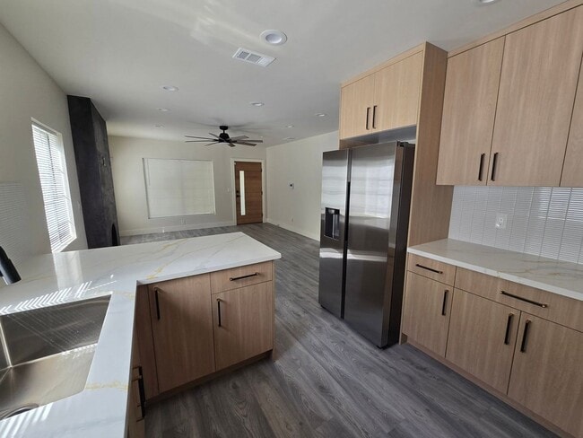 Building Photo - Completely Remodeled Home for Rent – Midto...