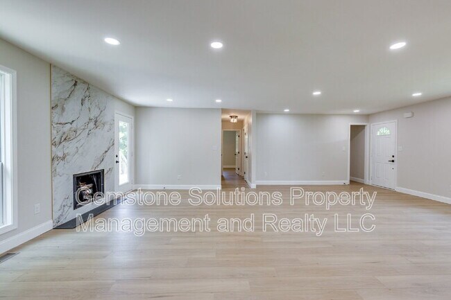 Building Photo - 919 Oak Meadow Dr