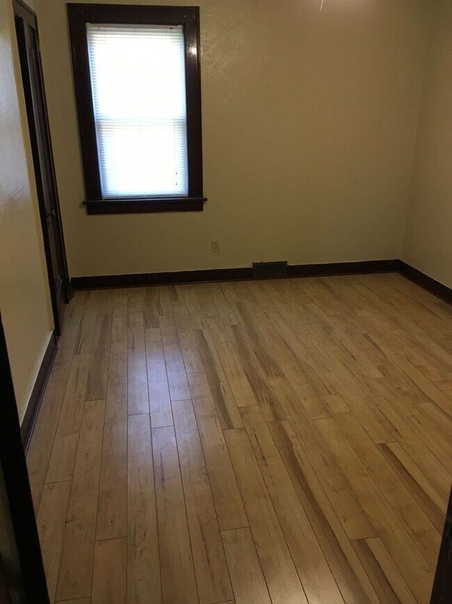Building Photo - 3 bedroom 1 bath deck and yard