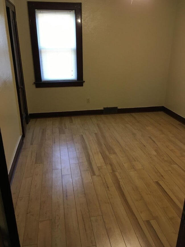 Building Photo - Secret room with 3 bedroom 1 bath deck and...