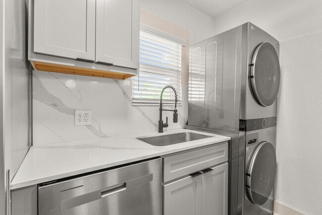 Building Photo - One Bedroom Boutique Apartment in the Plaza