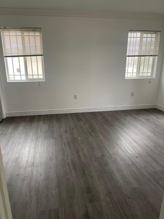 Building Photo - 326 S Euclid St