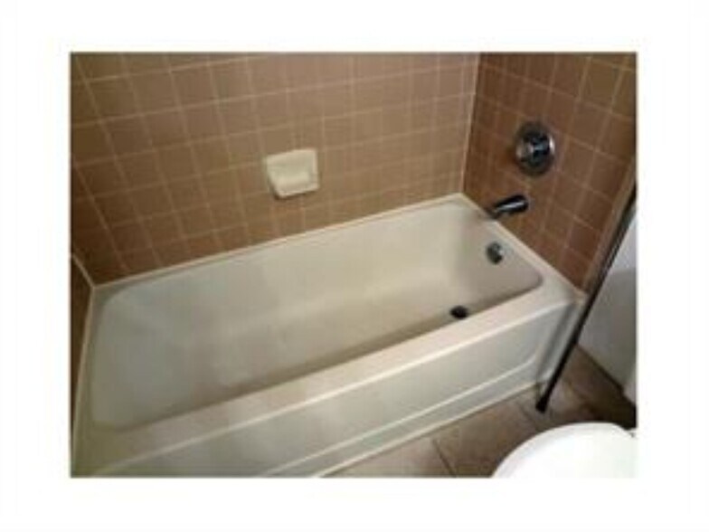 Building Photo - 2890 N Oakland Forest Dr