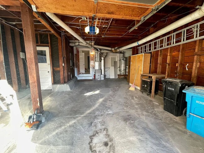 Building Photo - SF Renovated 4 Bed / 2 Bath / 2,170 SF House