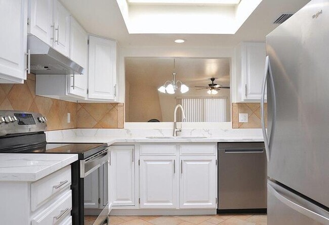 Building Photo - Beautifully Updated 3 Bedroom Townhome nea...