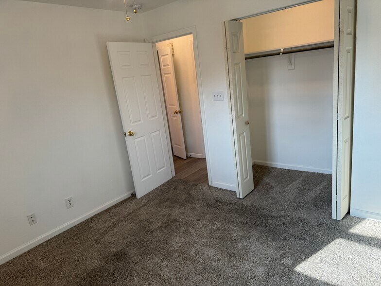 Building Photo - 1704 E 5th St