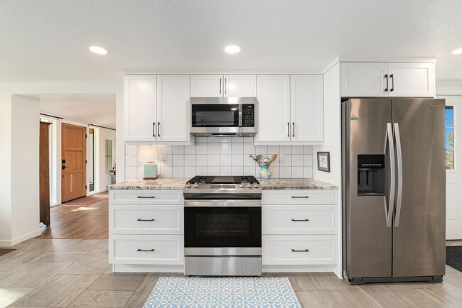 Gas stove, ceramic tile floor - 881 3rd St