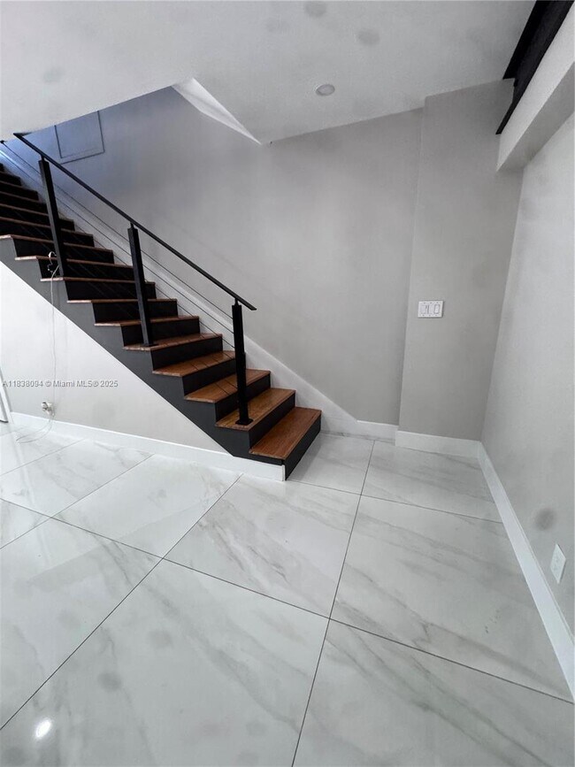 Building Photo - 755 N Crescent Dr