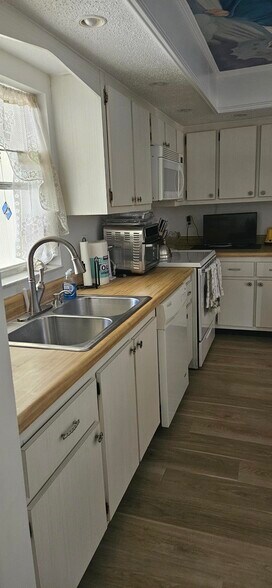 Building Photo - 6215 Green View Cir