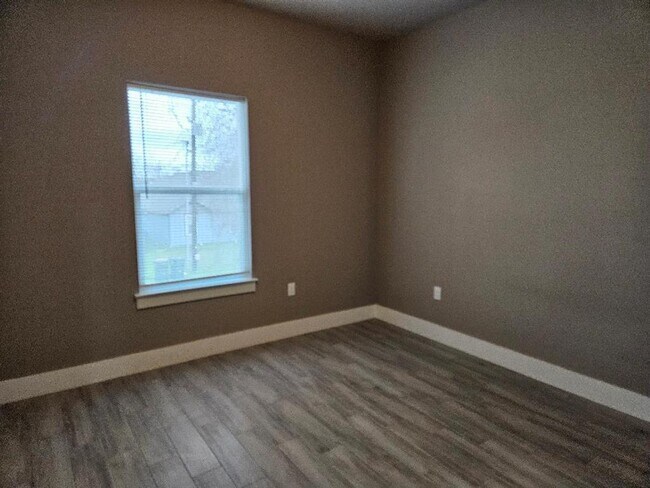 Building Photo - 305 Anderson St