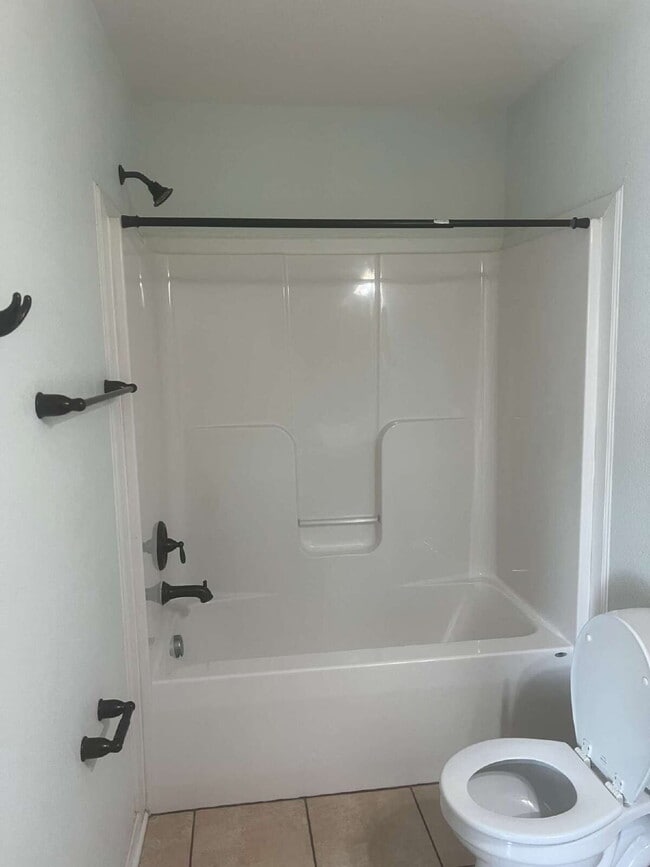 Building Photo - 2 Bed, 2.5 Bath Townhouse - Shawnee, KS