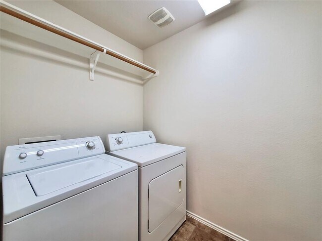 Building Photo - 15109 Fernhill Dr