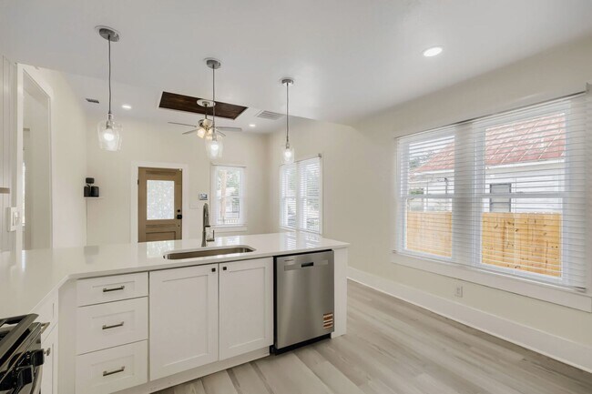 Building Photo - Beautifully Remodeled Dignowity Hills Home | Minutes to The Pearl, Downtown & Parks!