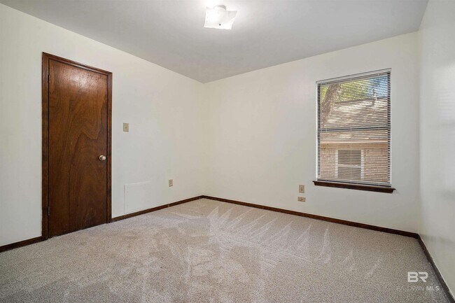 Building Photo - 908 Schaub Ave
