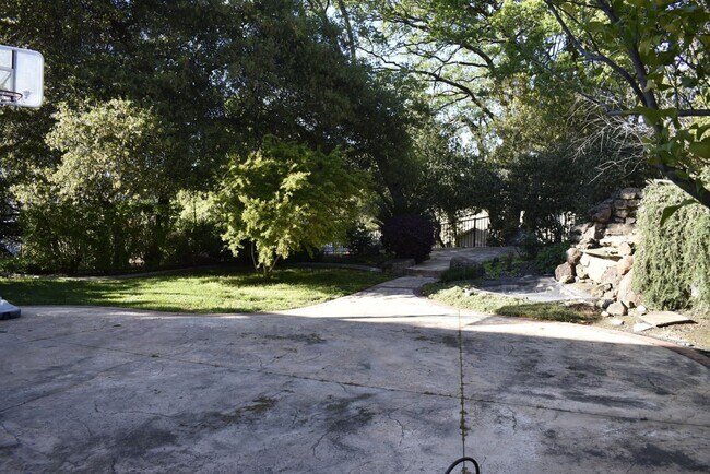 Building Photo - 630 Rogers Cir