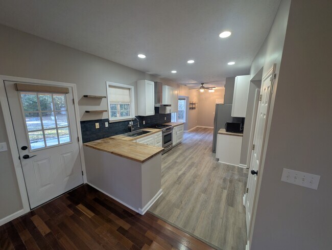 Building Photo - 717 Windsor Dr SE