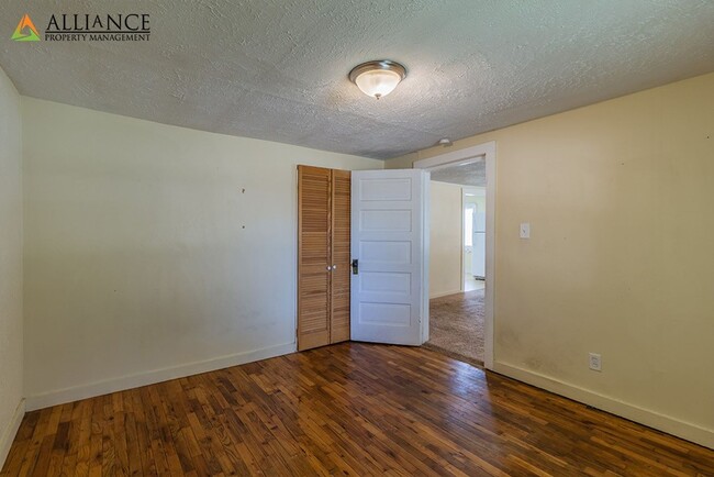 Building Photo - 360° VIRTUAL TOUR ~ Great Location off For...