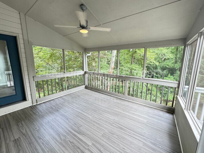 Building Photo - 3025 Lakeside Dr