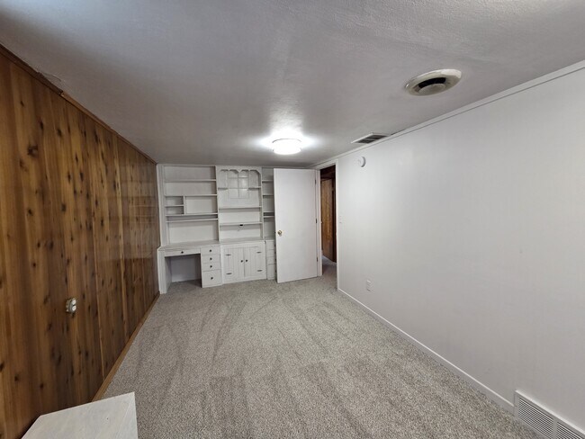 Building Photo - 1025 W 8th St
