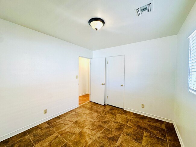 Building Photo - 2 Bedroom House with All Appliances and La...
