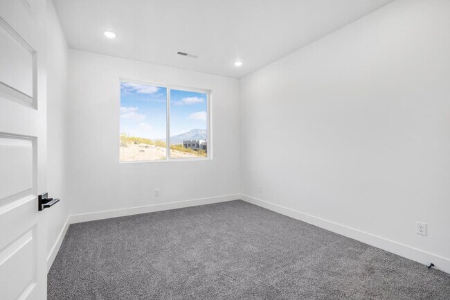 Building Photo - HURRICANE TOWNHOME - END UNIT
