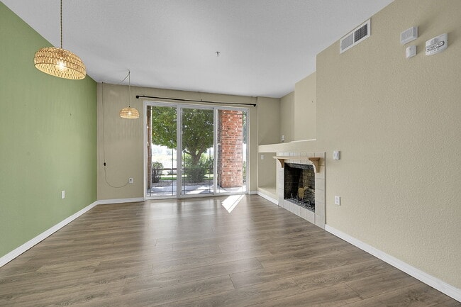 Building Photo - $1,695.00 - $500 OFF First Month Rent -  2...