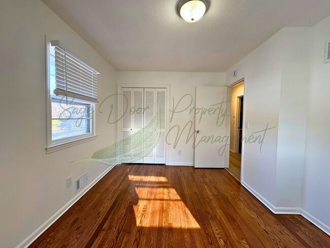 Building Photo - BEAUTIFULLY UPDATED 5 BED/ 3 BATH HOME WITH OVERSIZED GARAGE