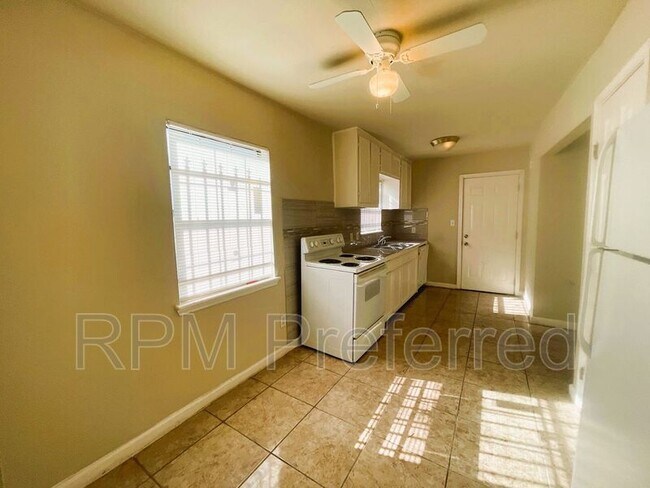 Building Photo - 3813 Drew St