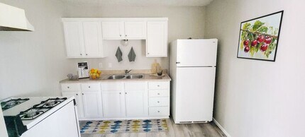 Building Photo - Cozy 1 Bed, 1 Bath + Unlimited Laundry!