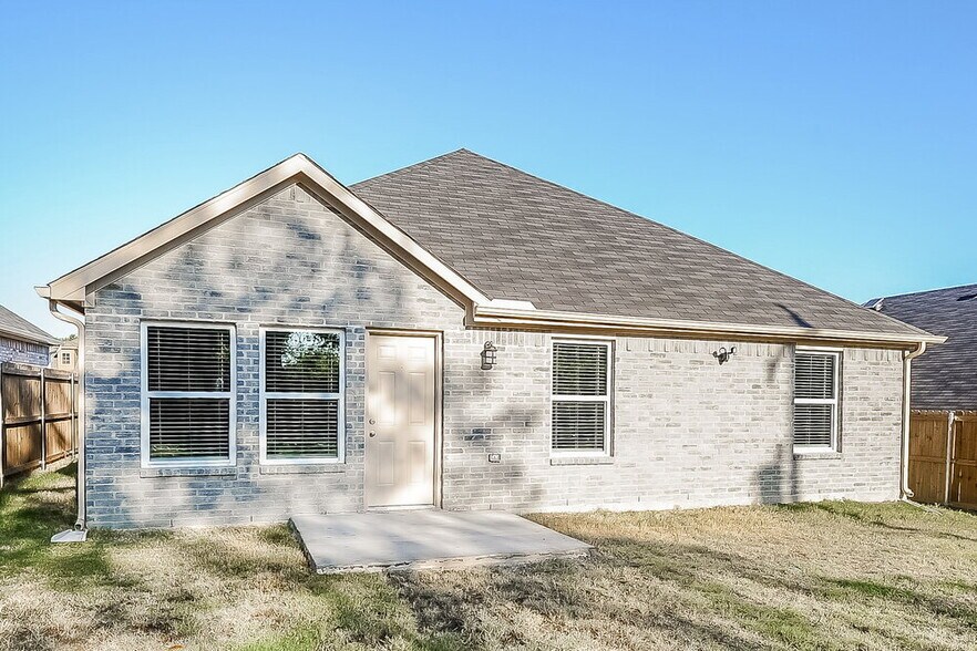 Building Photo - 811 N Ridge Dr
